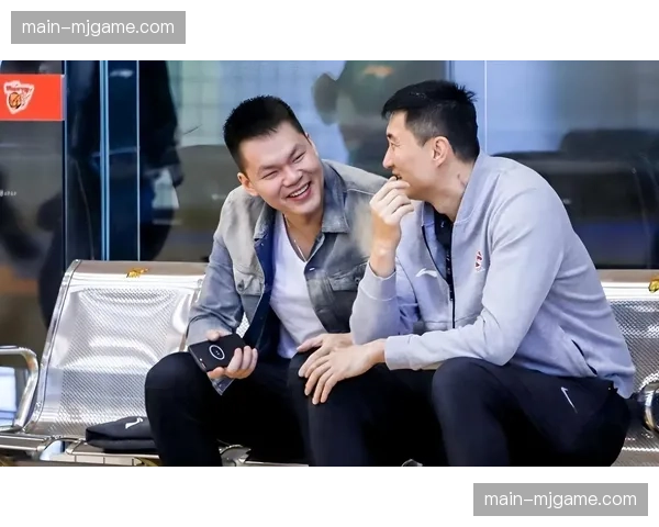 广东男篮集结训练，杜锋朱芳雨发红包萨林杰仍在队内